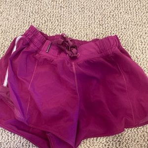 Lululemon low rise 2.5 inch Hotty Hot shorts with tie